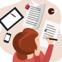 Разработчик ПО, который сидит за ноутбуком, пишет код и пьет кофе
